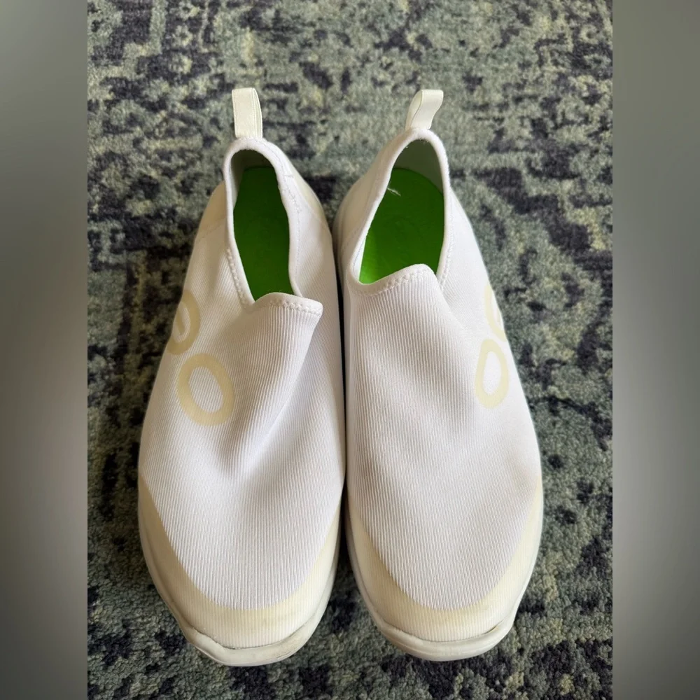 Women’s Size 8.5 OOFOS OOmg Sport Low Recovery White Shoe Slip On Support Shoes - Picture 2 of 9